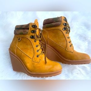 Wedge Boots with Camo